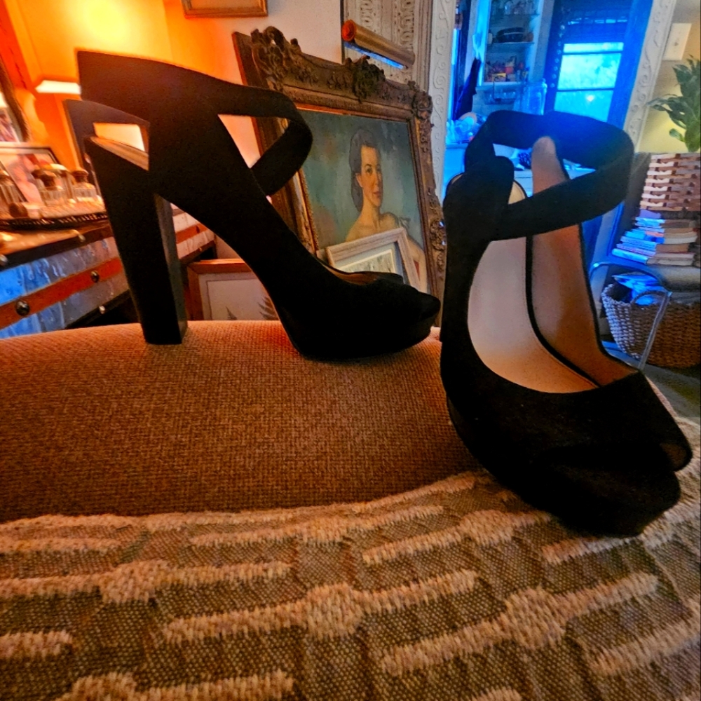 STUNNING PELLE MODA ANKLE STRAP PEEP TOE SUEDE SANDALS. NEVER WORN.MADE IN ITALY